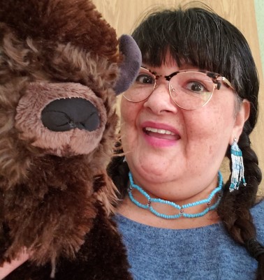 Headshot of Rhonda Donais with a big teddy bear | Portrait de Rhonda Donais avec un gros ours en peluche